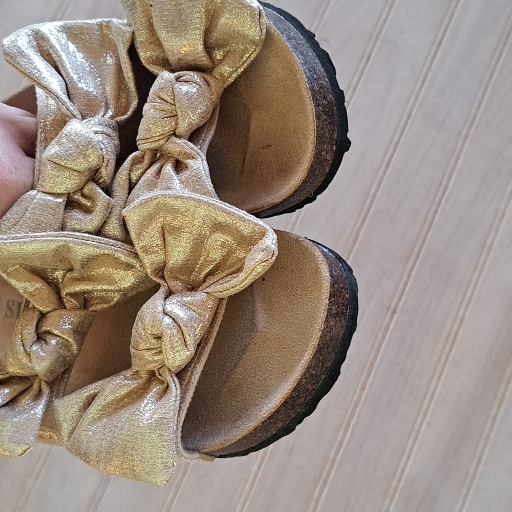 NEW Sip Boutique Metallic Gold Bows Slip-On Girly Fun Comfy Sandals Cork Footbed - Picture 5 of 9